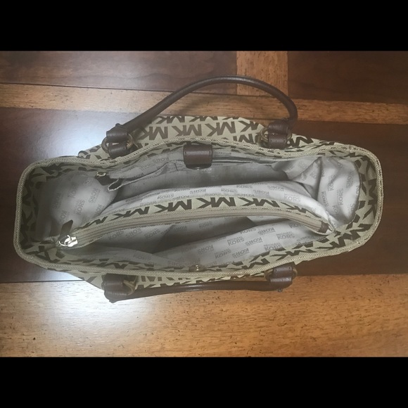 Michael Kors Signature Logo Bag - Picture 4 of 5